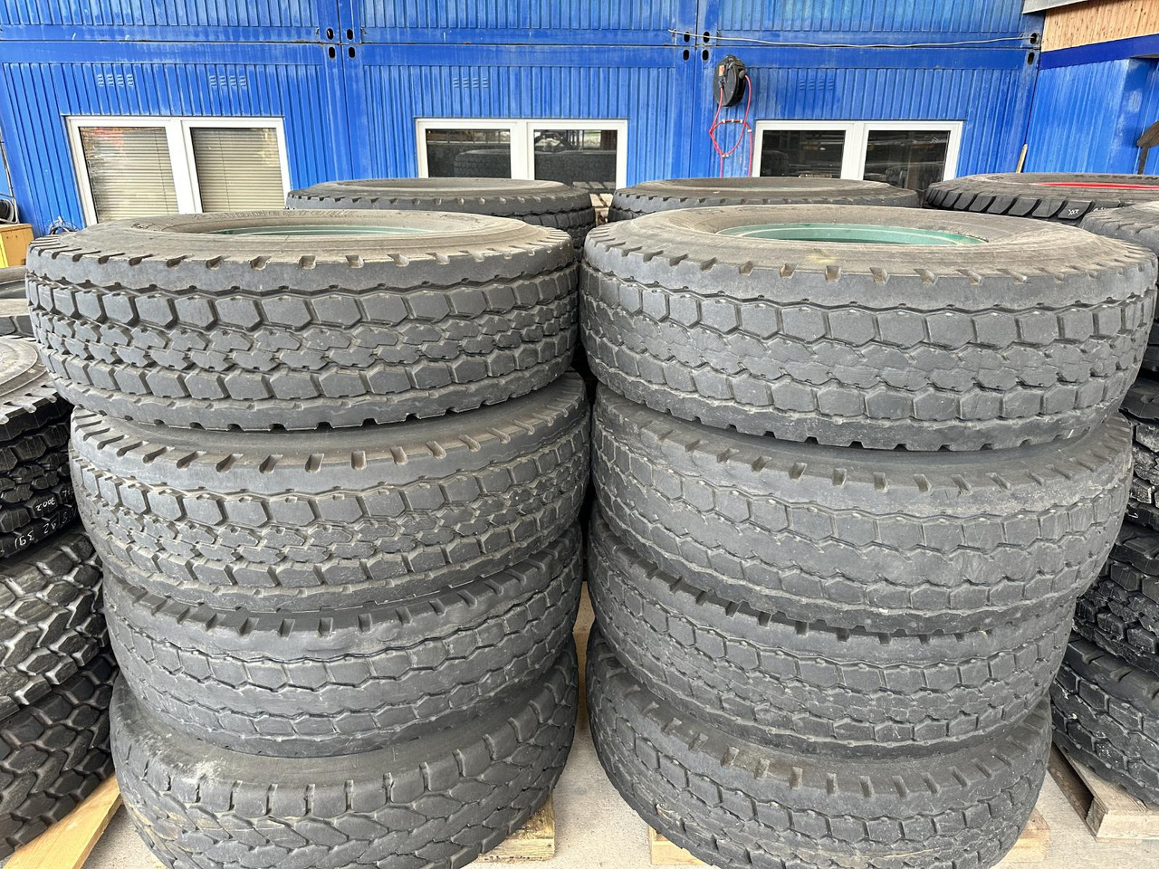 Liebherr Zubehör = Kompletträder 16 x Bridgestone VHS 445/95 R25 (16.00 R25) - Мобильный кран: фото 1