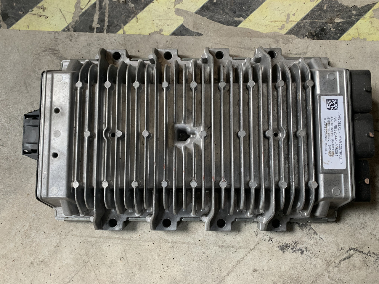 John Deere Rear Controller RE325441 - Запчасти для Грузовиков: фото 1 John Deere Rear Controller RE325441 - Запчасти для Грузовиков: фото 1
