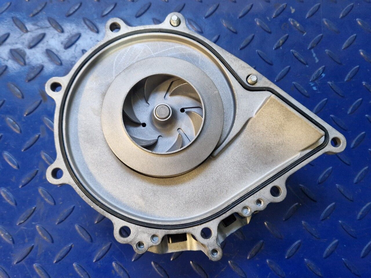 MERCEDES-BENZ Water pump A4712020310 - Запчасти для Другой техники: фото 1